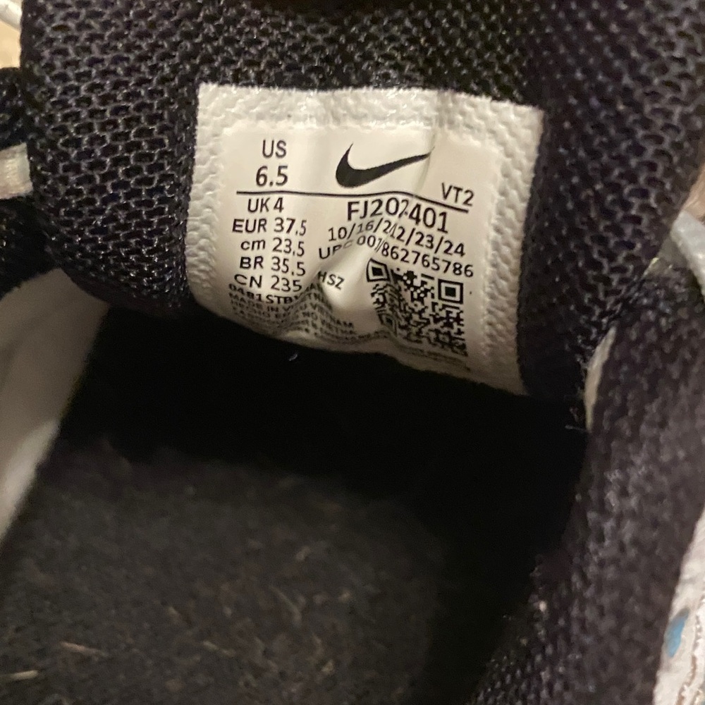 Nike Vomero 5 Silver Mesh Athletic Shoes - Picture 6 of 6